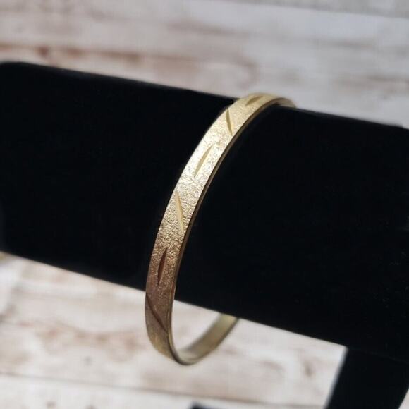 Vintage Bracelet / Bangle Patterned Gold Tone Bangle Stardust Finish - Picture 1 of 4